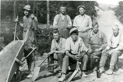 Veiarbeid i Grong, nr 2 fra høyre er Rikard Nygård, ellers u