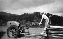 To hjulstraktor køyring