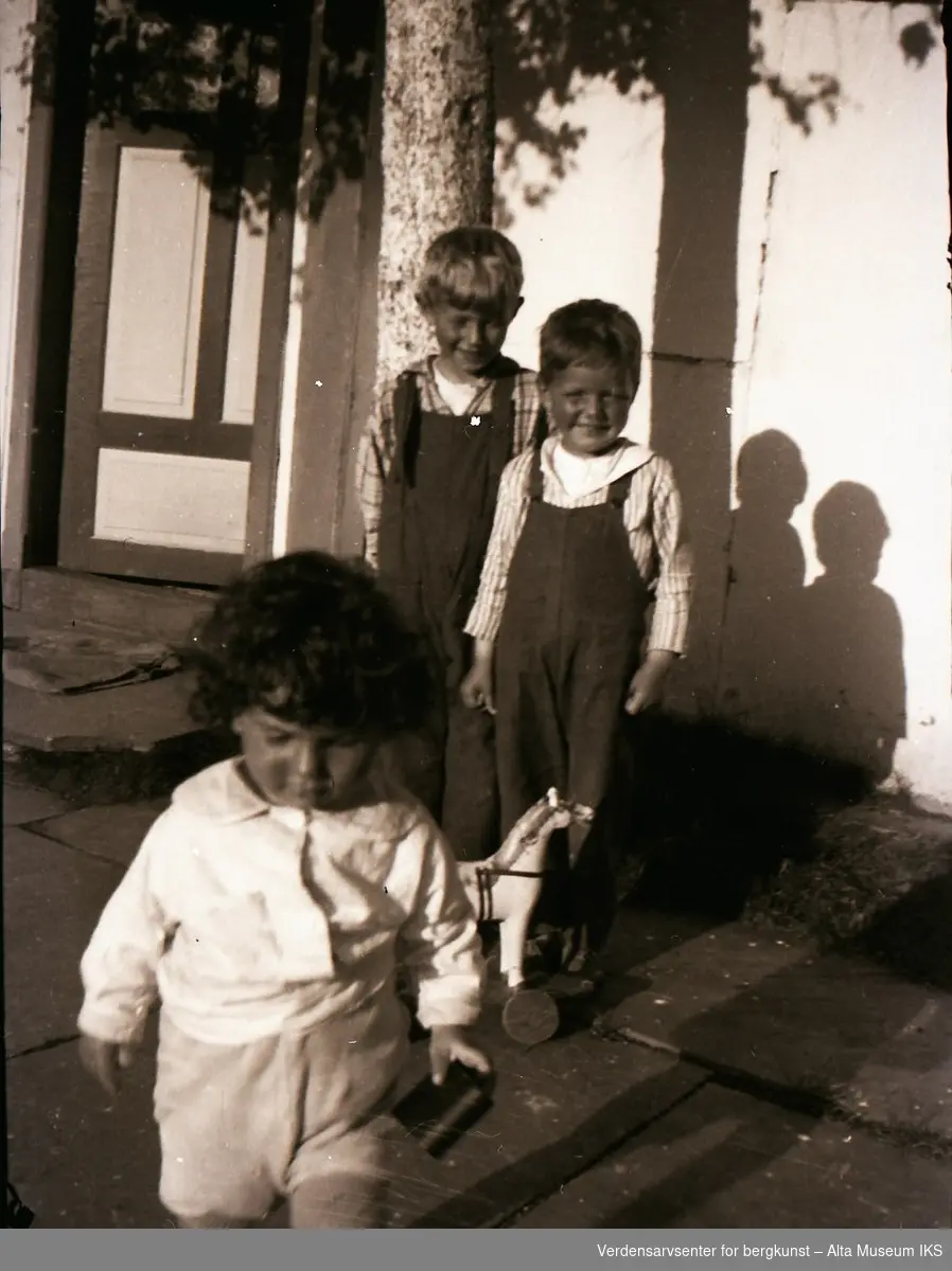 Tre brødre står med lekene i sola, rundt 1932. Fra venstre: Arne, Per og Roar.