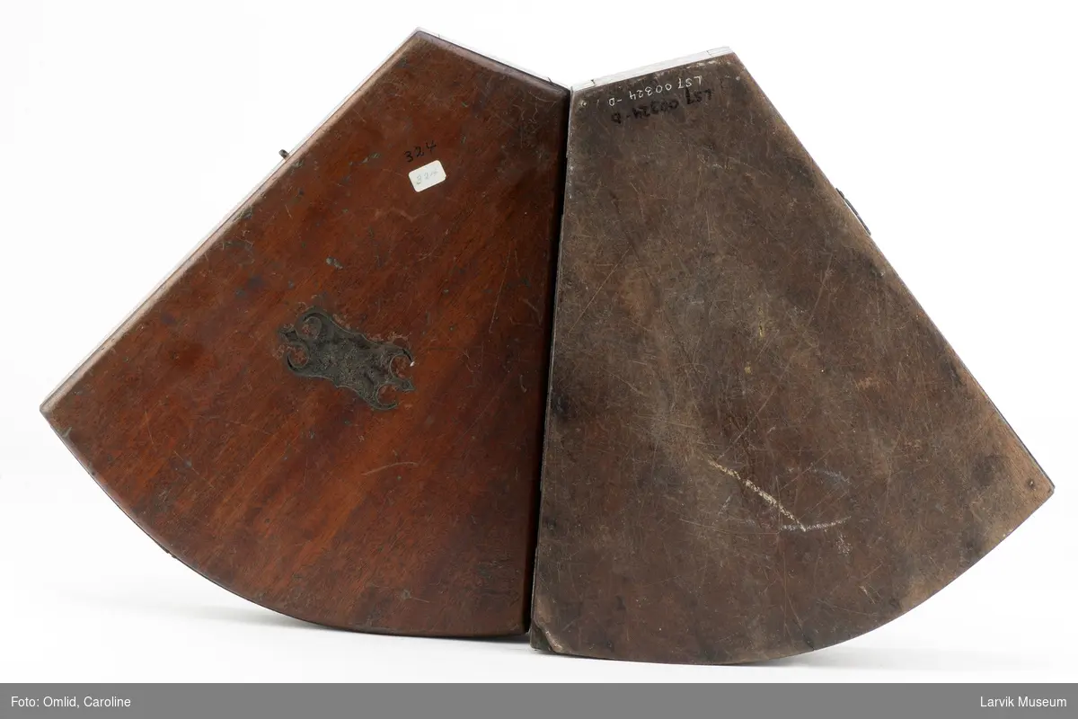 Form: rektangulær
Eldre type treoktant med trebue.
oktant i mahogny kasse