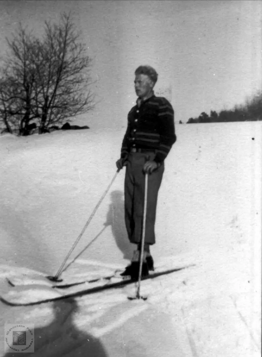 Olav Tjomsland på ski 