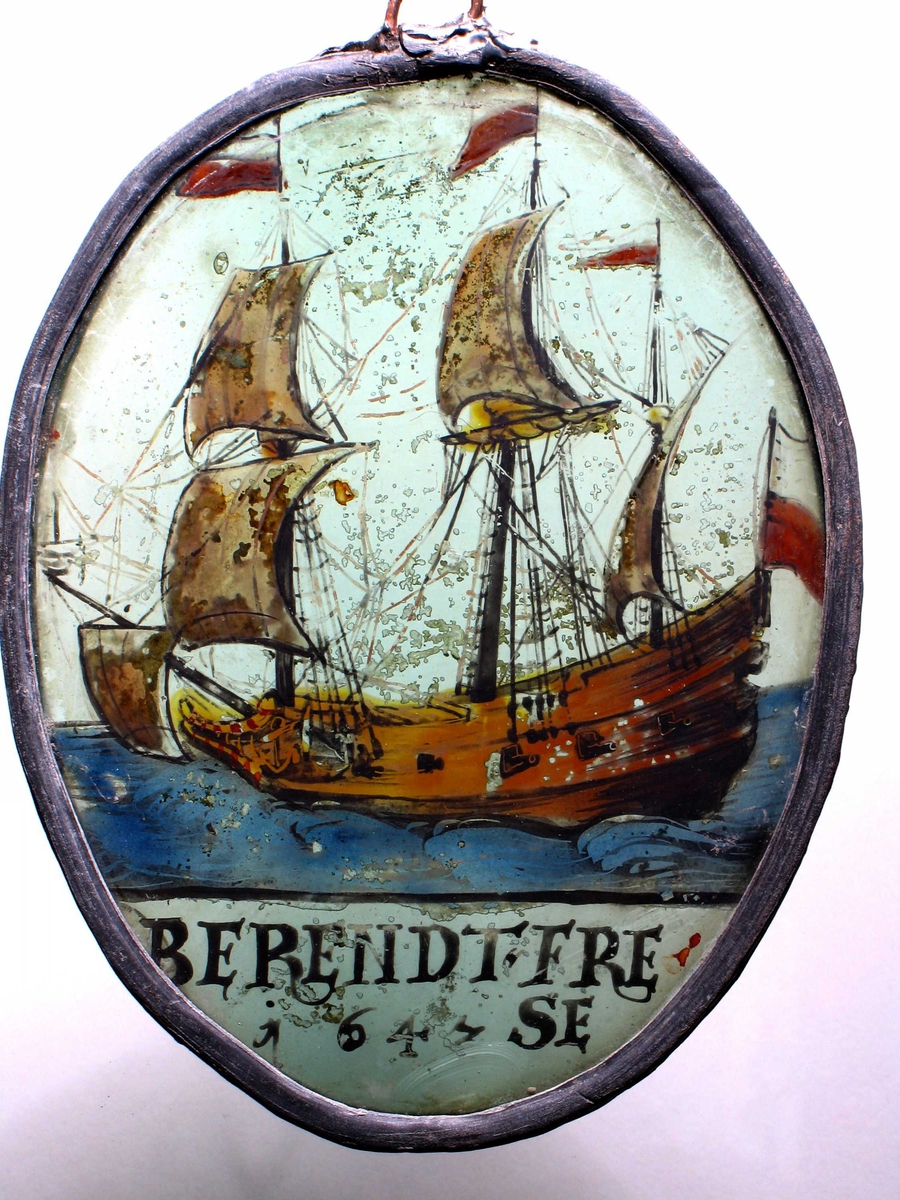 Seilskute med tre master, trukket opp med brune konturer, malt oker, blå sjø. Tre flagg og en vimpel delt horisontalt med hvitt øverst,  Rødt nederst. Nederst tekst: Berendt Frese 1643.