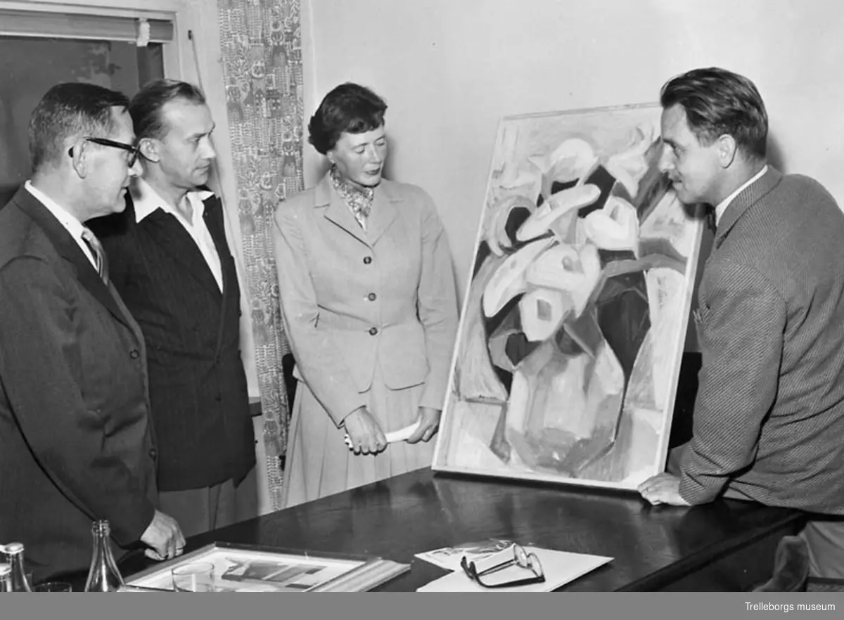 Utlottning av konstverk vid Konstklubbens möte i oktober 1958. Till höger Arnold "Nolle" Svensson, till vänster Hjördis Engström och två okända.