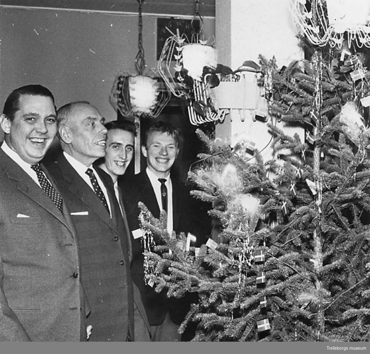 Julfest för invandrare 24 december 1959. Till vänster Hadar Hallström och Dan Mårtensson.