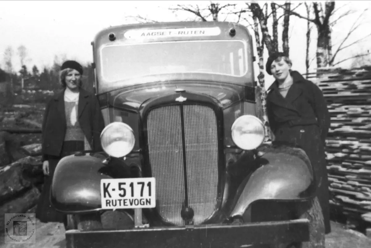 Rutebil K-5171
Chevrolet årsmodell 1934-35.
Dette skal ha vært en Chevrolet 1935-modell med 15 seter som rutebileier Jul. Olsen, Laudal, hadde. I 1937 kjøpte han en ny Dodge med 17 seter. Den fikk samme registreringsnummer, K-5171, og da ble sannsynligvis Chevrolet'en solgt.
