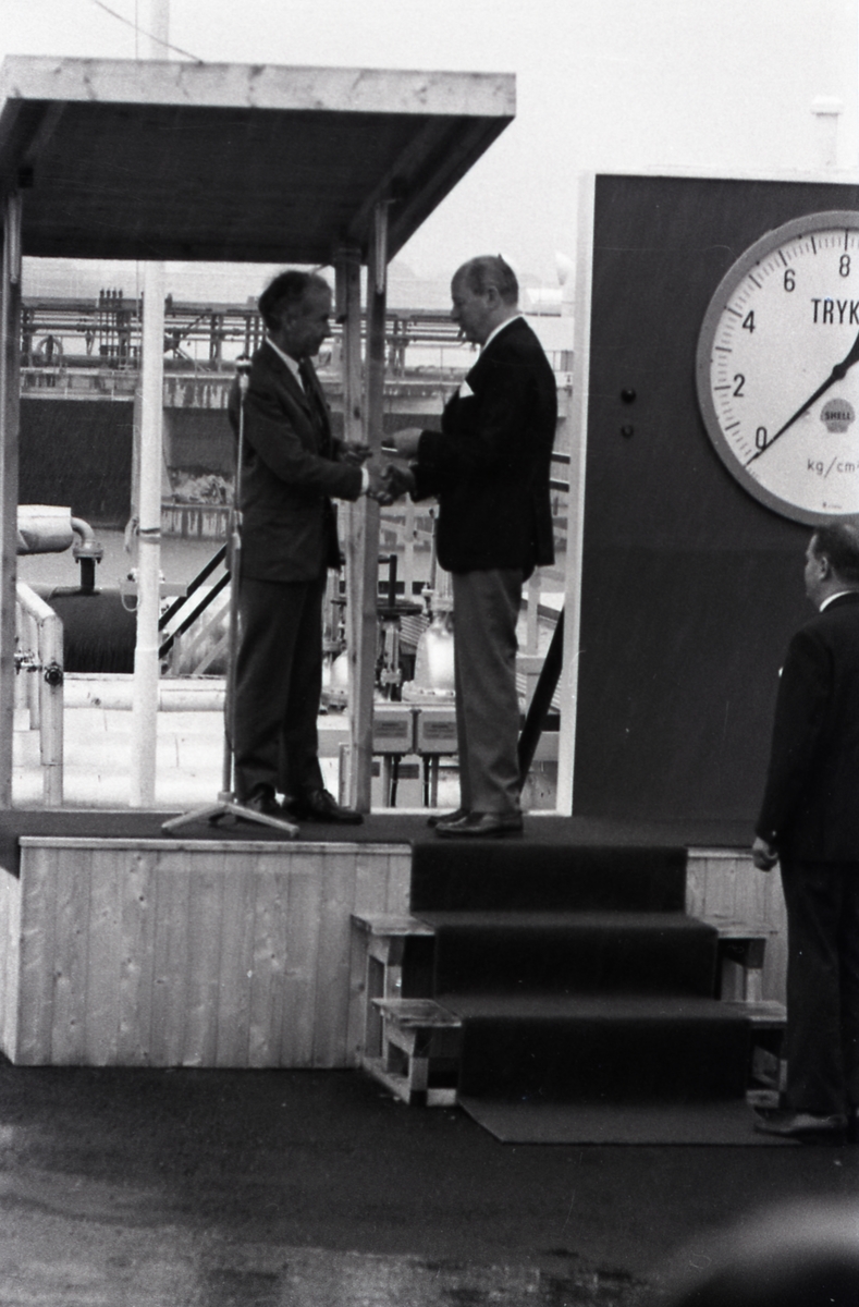 Stavanger - Ilandføring av Ekofisk-olje til Shell-raffineriet på Sola. Oljeflakongen til Kong Olav. Generaldirektør Johan B. Holte. 4. august 1971.