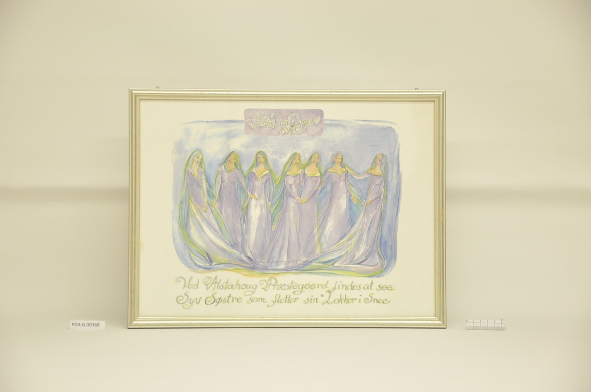 Syv kvinner (de syv søstre) i lange fiolette kjoler står på rekke. Alle kvinnene har langt grønlig hår som samler seg rundt gruppen. To av kvinnene holder rundt hverandre.