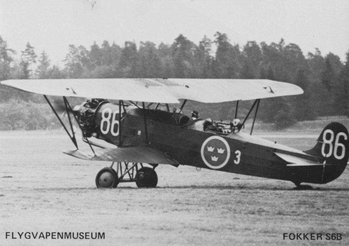 Vykort 'Flygvapenmuseum Fokker S 6B'
Flygplan S 6B märkt nummer 86 på marken på Malmen.