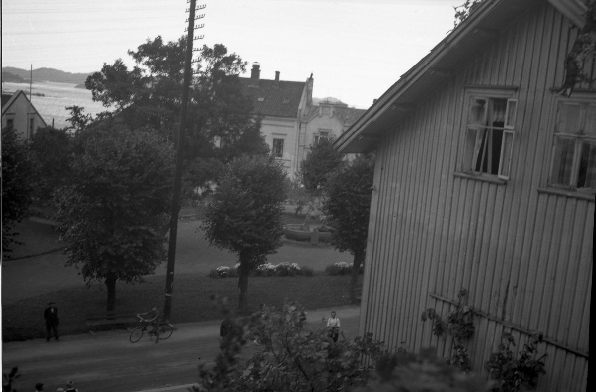Biørnsborg - østre gavlvegg, Lyng Olsens hus i bakgrunn, 1939.