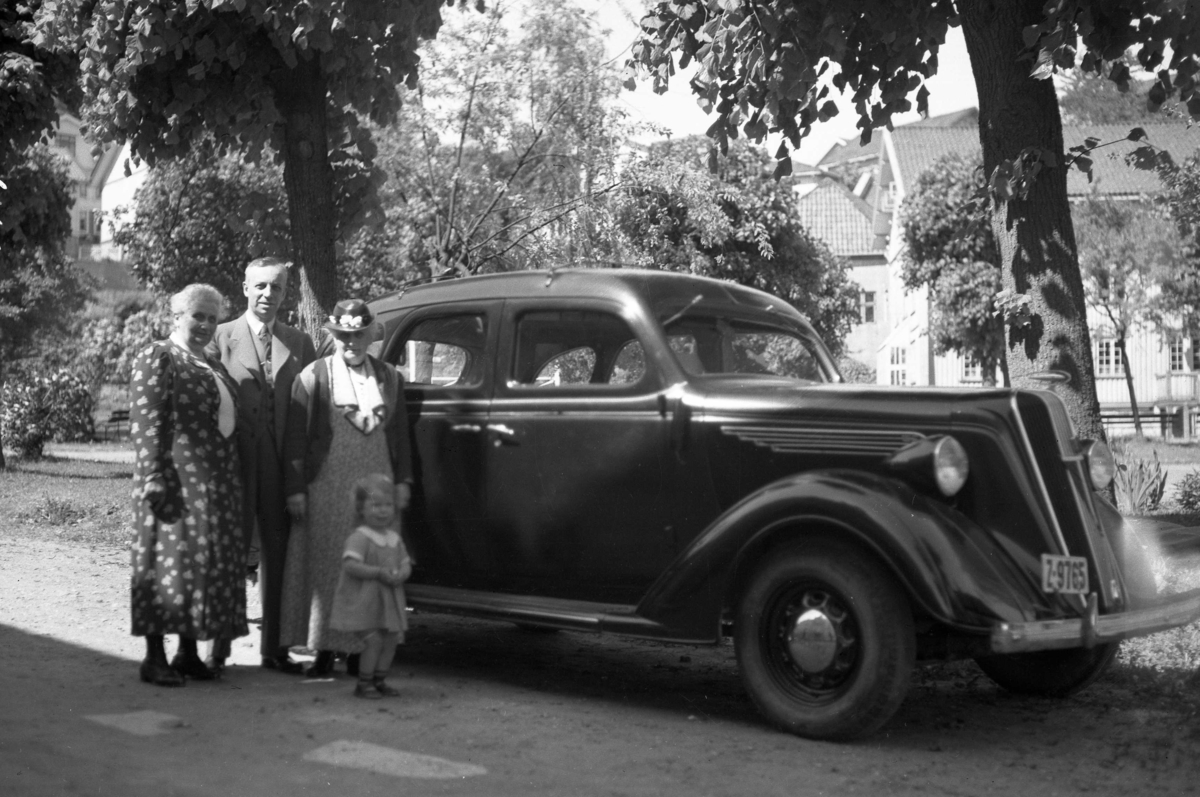 Karen Lyng Olsen, en mann, en kvinne og Kari Bull ved bil, 1939, i ...