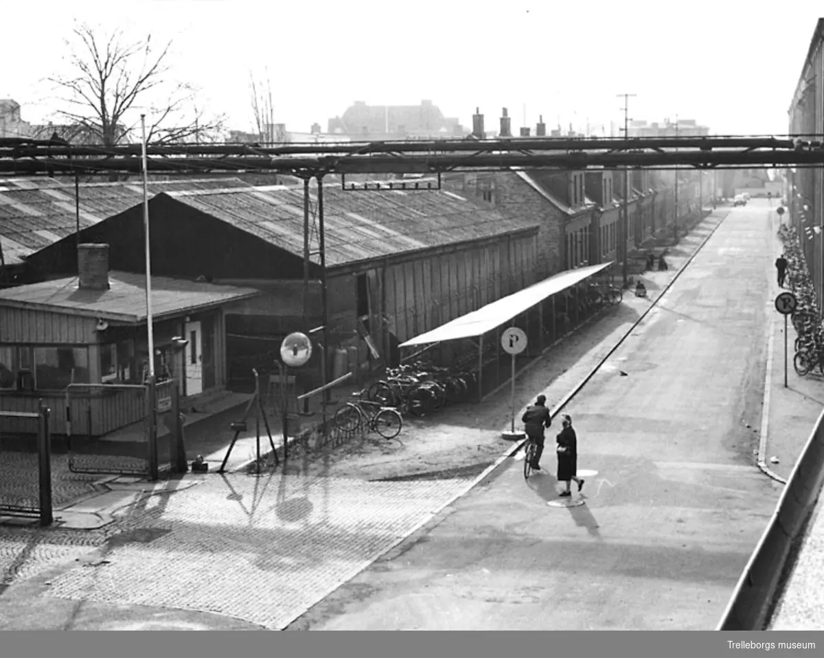 Gummifabriken år 1958. Till vänster ses den s k B-vakten, ingången till fabriksområde B, en träbyggnad uppförd 1942. Söder därom byggnader för reservförråd och lager.