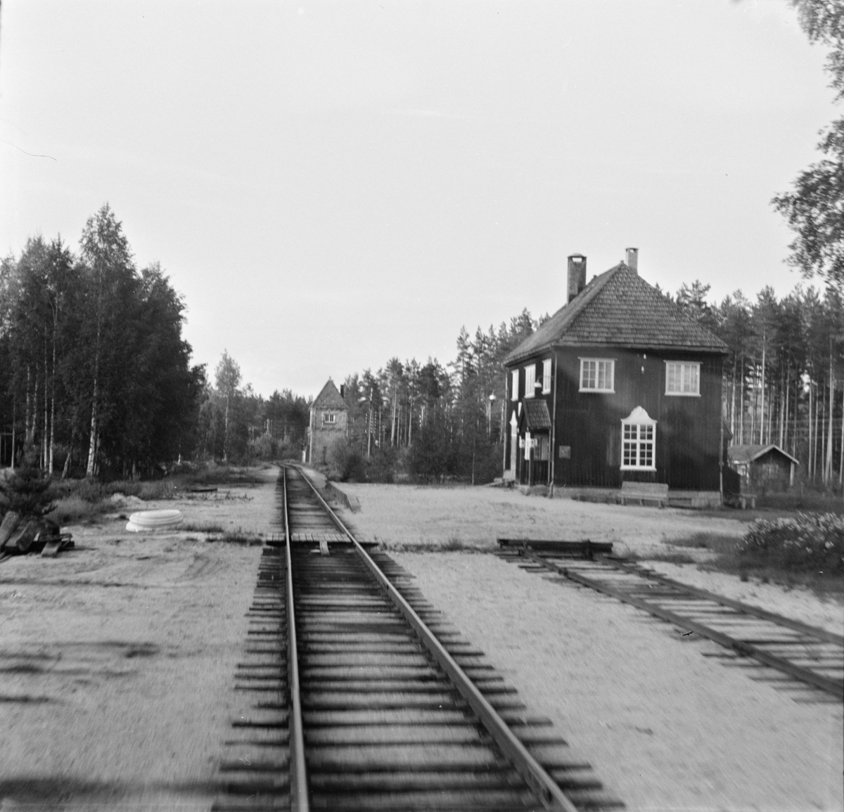 Sandå stasjon på Treungenbanen, sett fra førerrommet på motorvognen til Treungen.