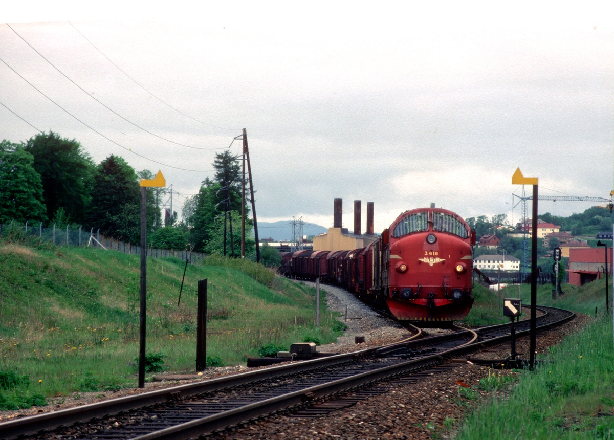 Godstog 5793 Trondheim - Bodø kjører inn på Leangen stasjon  og Meråkerbanen fra Stavne-Leangenbanen. NSB dieselelektrisk lokomotiv Di 3 616.