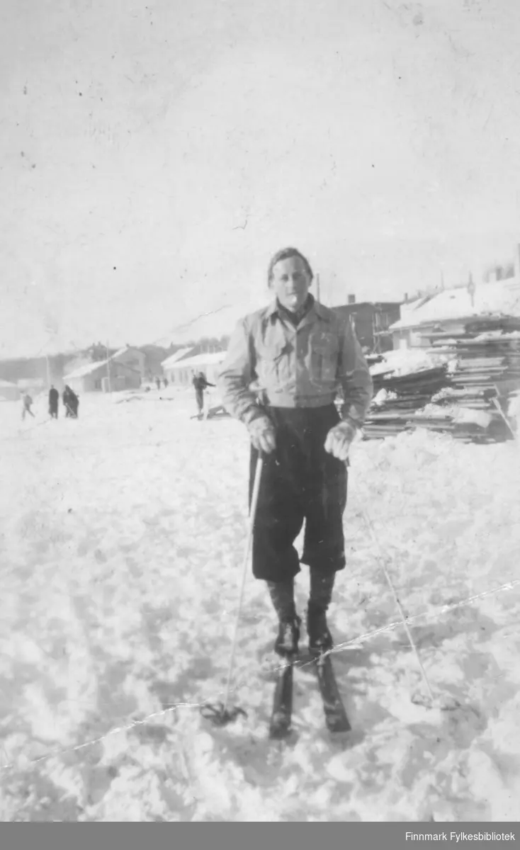 Fritz Ebeltoft på ski i Kirkenes ca. 1947-1948