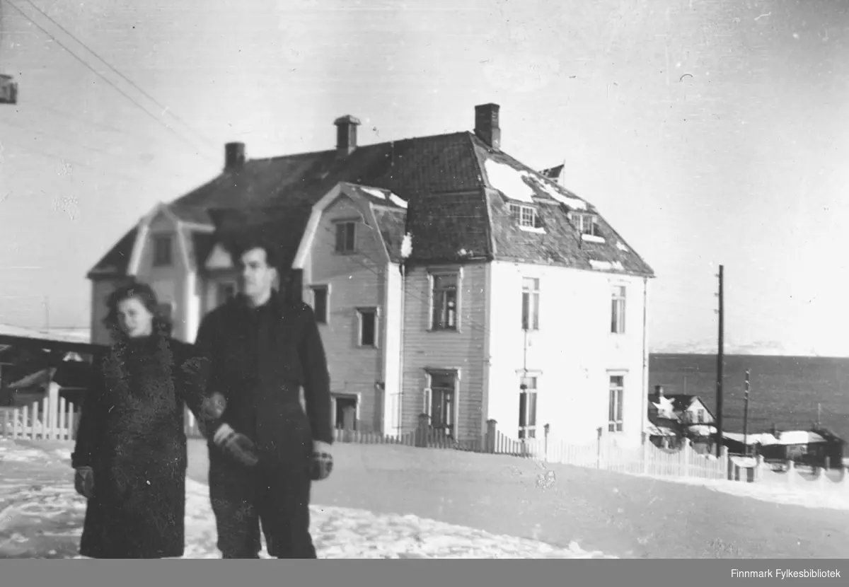Snefrid Hagen og Erling Kvam fotografert utenfor kysthospitalet i Vadsø