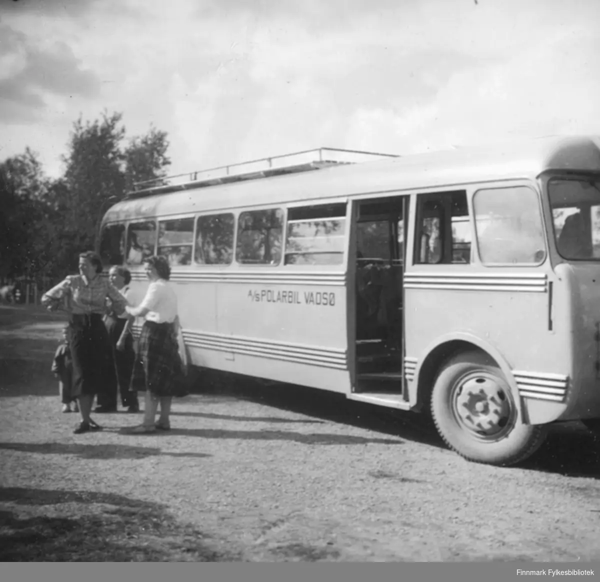 Vadsø turnforenings fotballgruppe på tur til Alta i 1953-1954. De brukte buss fra A/S Polarbil. Bildet kan være tatt i Alta, eller under en pause på veien. Det ser ut til at flere av spillerne hadde med ektefeller på turen