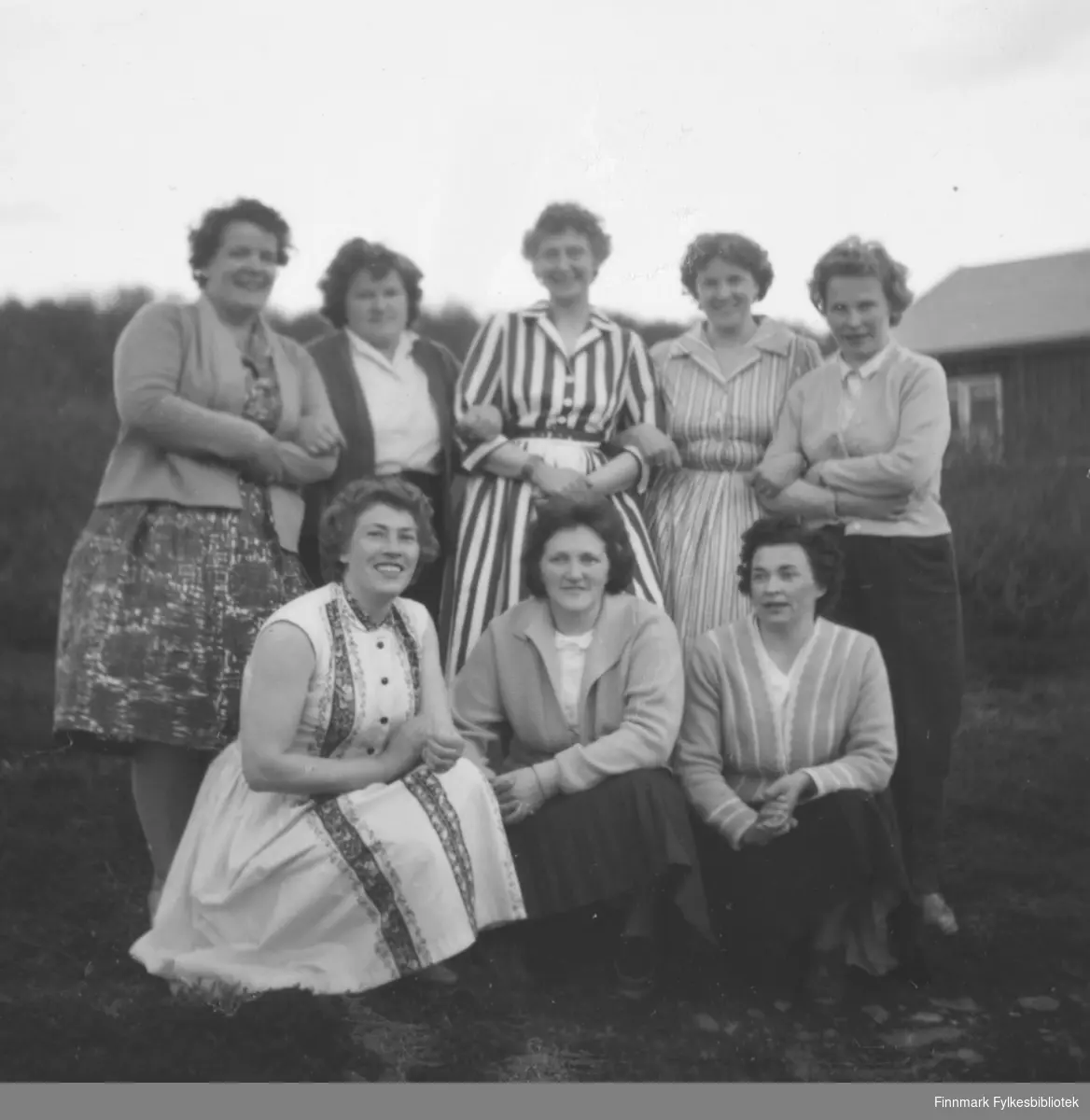 Syforeningen til Ragnhild Ebeltoft på hyttetur i Laksebybukta hos Tulle Johnsen, ca. 1960