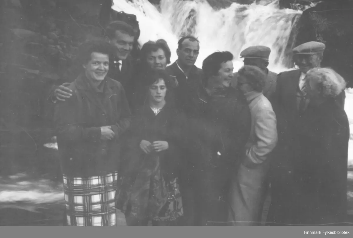 Besøk fra Tyskland sommeren 1960 av Ragnhild Ebeltofts søster Gunvor med familie. Bildet er tatt i Fossen, Vadsø