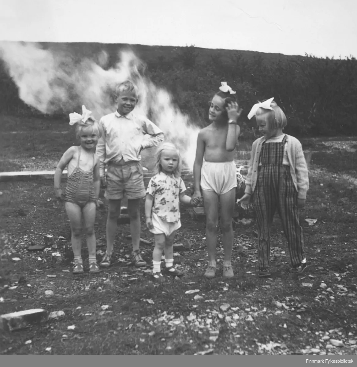 St. Hansfeiring i Andersby, ca. 1955-1956. Fra venstre: Ruth Raudajoki, Knut E. Raudajoki, Kari Raudajoki, Torill Ebeltoft og Randi Johnsen