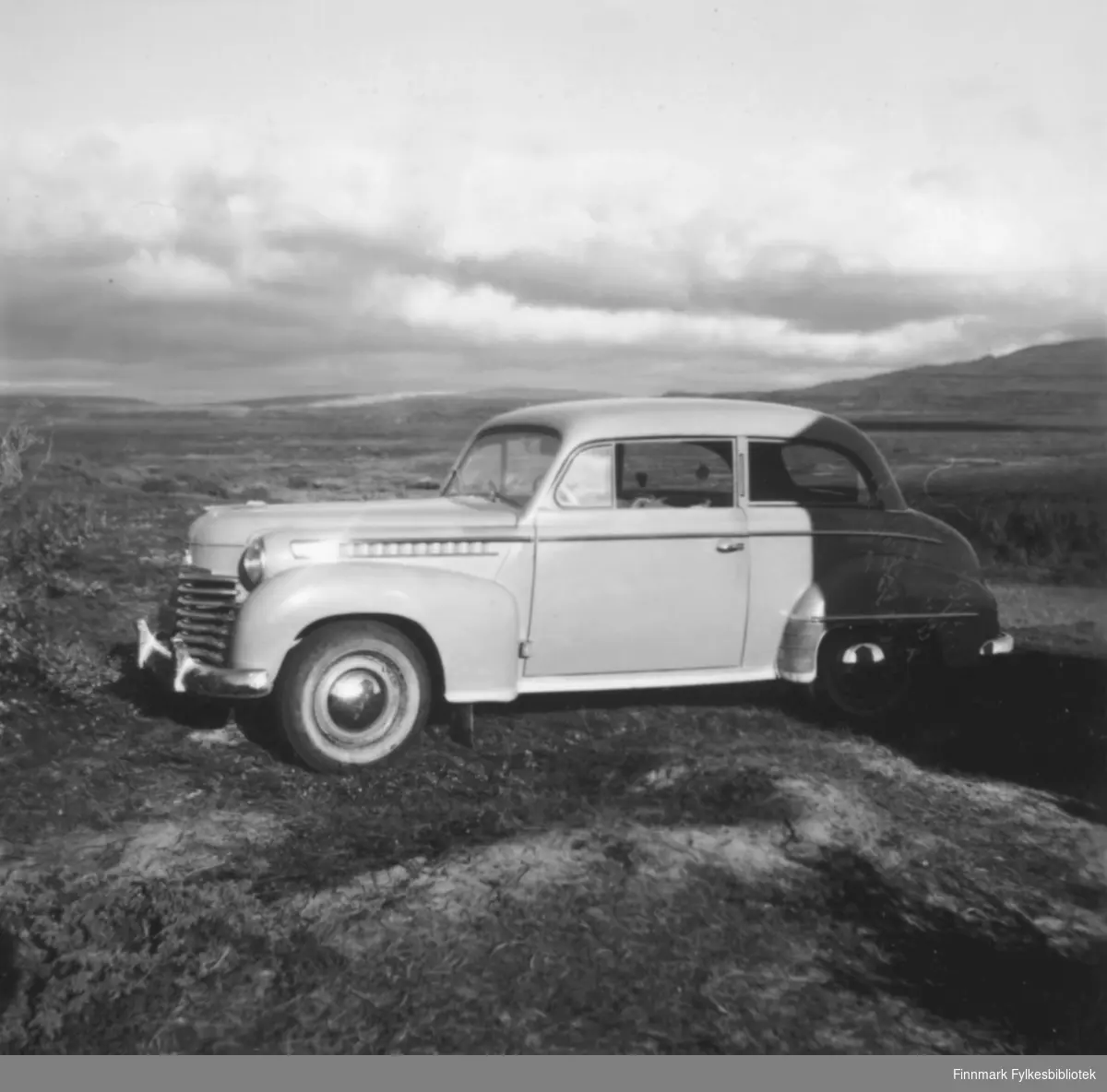 Sommeren 1958  eller 1959 var familien Ebeltoft på bilferie i Finland og Sverige med familien nye bil, en Opel Olympia, 1952-modell. Her står bilen parkert i et viddelandskap, ukjent sted