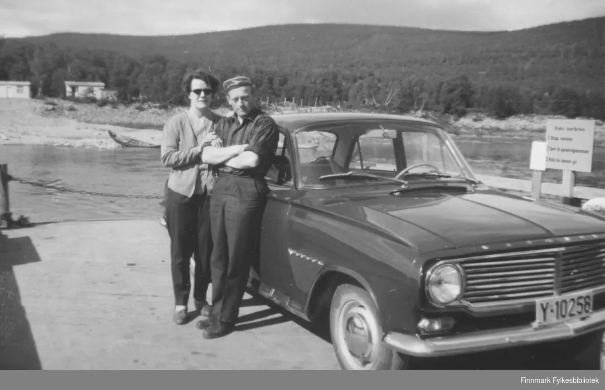 På ferga over Tanaelva ved Utsjok i 1963 - Ragnhild og Fritz Ebeltoft med ny bil kjøpt i 1962. Det var en Vauxhall FB årsmodell 1961-64 og den kostet kr. 18.600,- i innkjøp. Registerskilt er Y-10258.