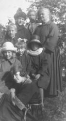 Andreas og Marie Berg med barn, fotografert ca. 1915-1920. B