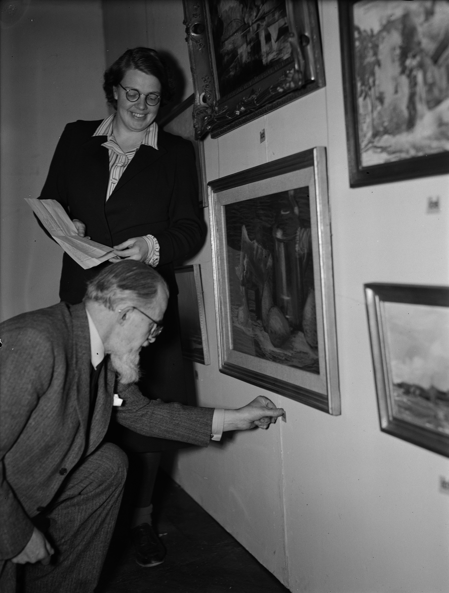 Marita Lindgren-Fridell och John Österlund i Upplands Konstförenings utställning på Östgöta studentnation, Trädgårdsgatan 15, Uppsala 1944