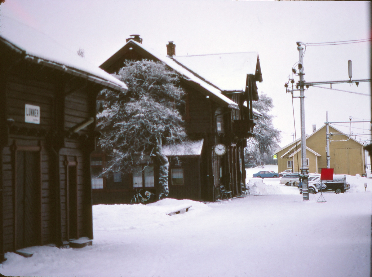 Tog 281, Oslo - Fagernes, har fått stoppsignal på Lunner stasjon.