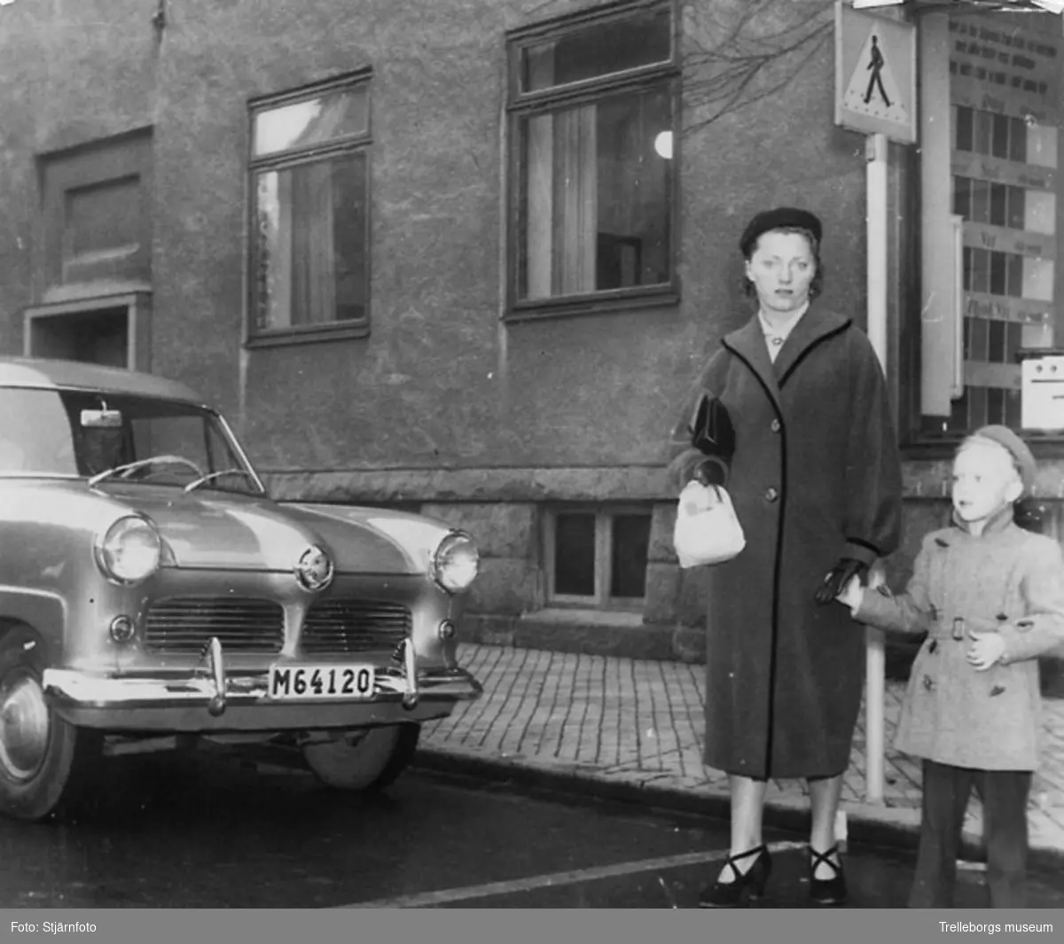 Österbrogatan, Alvar Johansson (1917-1995)s hustru Maria (född Zainbrowioz 19201027) med enda barnet, sonen Roland Marek Johansson, född 1949. Maria lever 2017