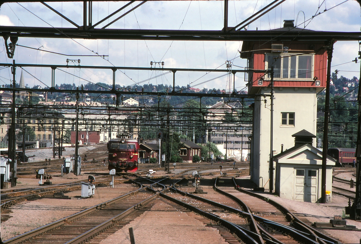 Sporområde på Oslo S, den gamle Østbane-delen. I en periode etter at Oslo S åpnet i 1980 var den del av den gamle stasjonen i drift. Her ser vi stillverket, der sporveksler og signaler styres i fra. Et lokomotiv type El 13 er på vei ned fra lokomotivstallen i Lodalen til togstammen i togspor.