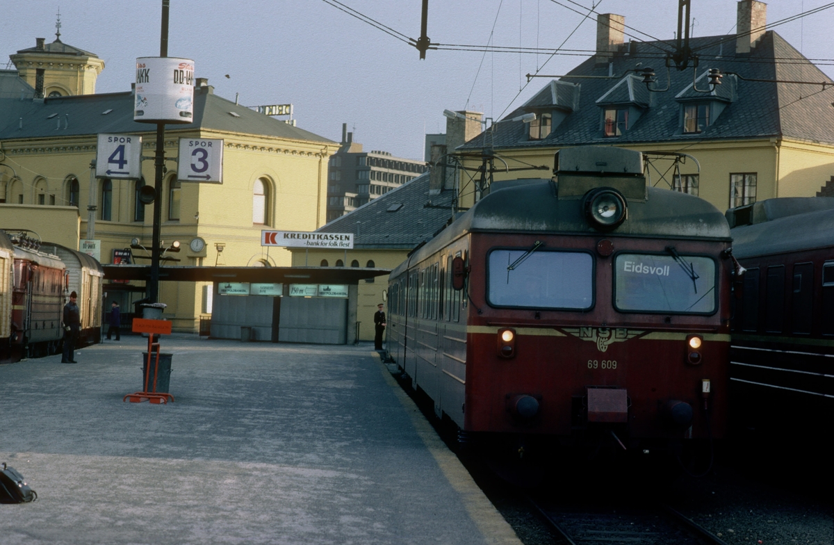 Motorvognsett type 69 på Oslo Vestbanenstasjon. Toget er hensatt, og skal kjøre som tomtog til Skøyen og tog til Eidsvoll senere på dagen.