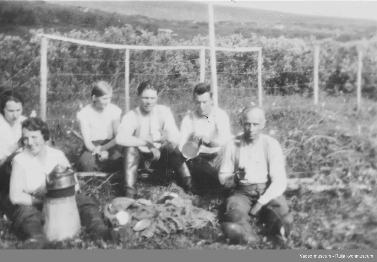 Pause i slåttearbeidet. Johanna, Seline og Aline Korvanen, Petter Aikio, Rikard Korbi og Jabbo ? i 1933 