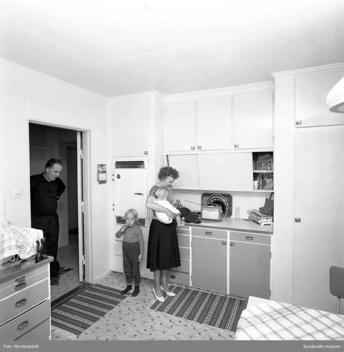 En familj med två små barn i Harv, Attmar. Interiör från kök och vardagsrum.