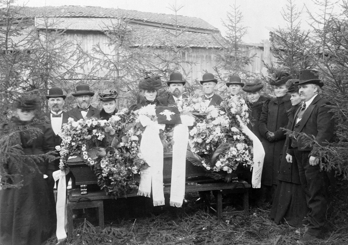Begravelse, kiste, pyntet, blomster, kranser. Familien Finborud Nes H.
Gruppe 12, ukjente.