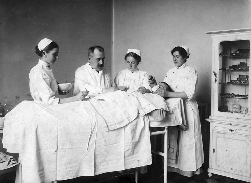 Doktor Ljunggren med systrar. Doktor Ljunggren opererar en rysk soldat under första världskriget.