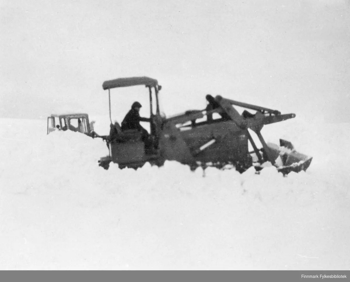 Åpning av r.v. 95 Honningsvåg-Nordkapp. På bildet ser man en traktor som måker snø.