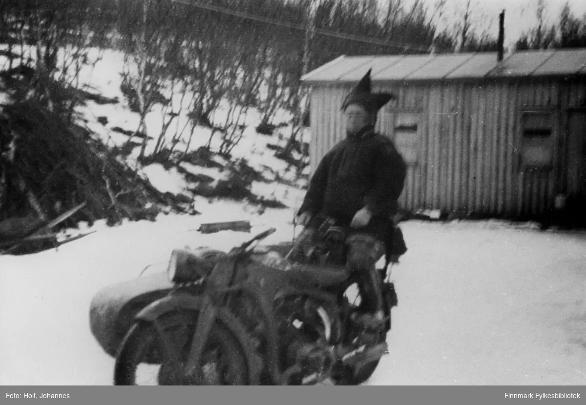 En ukjent mann med same sitter bakpå en Zündapp KS 600 motorsykkel. Stedet er Ifjord i Lebesby, 1946.