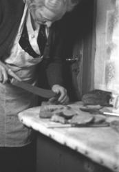 Olga Jacobsen, farmoren til Arne Jacobsen. Her står hun og s