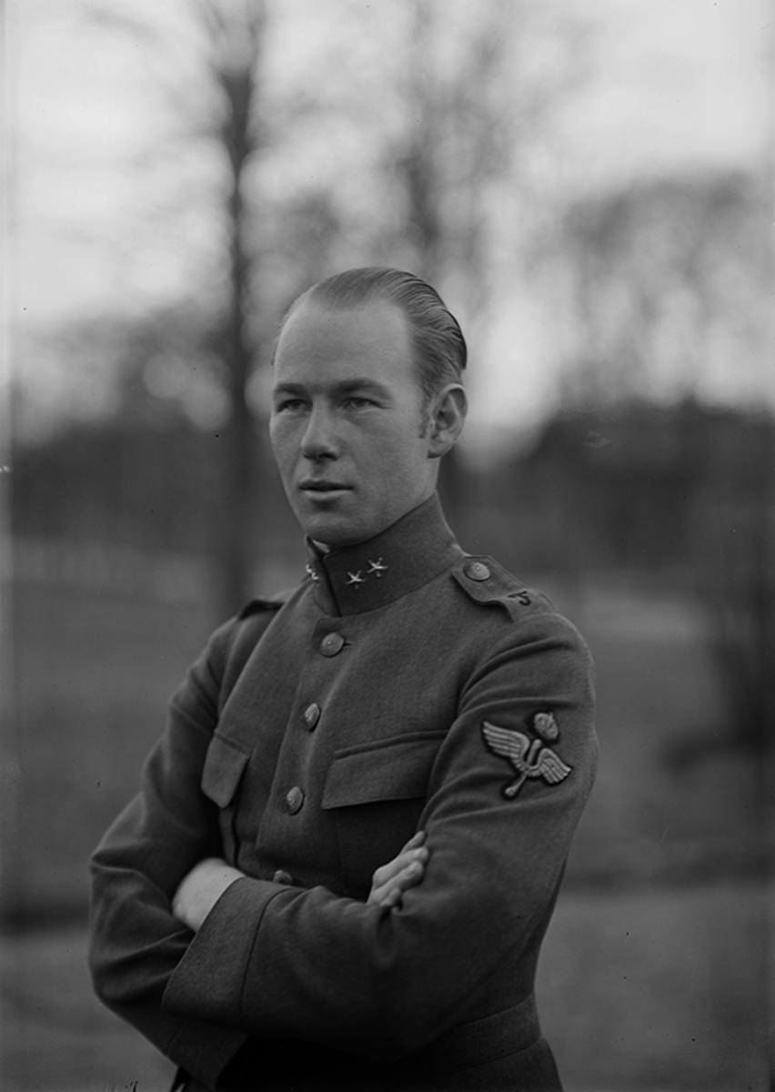 Porträtt av löjtnant Björn Bjuggren, militär flygförare och flygspanare.