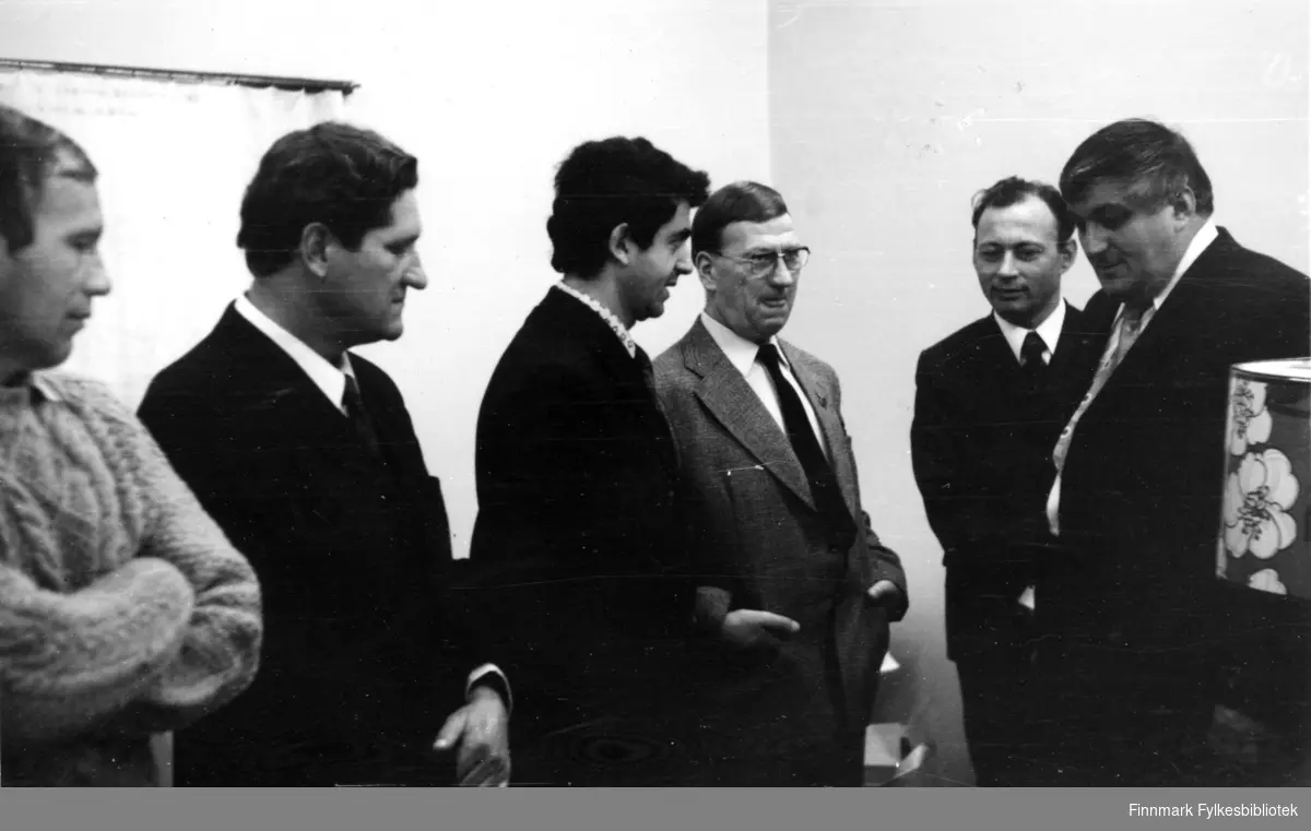 Besøk til Nikel i Russland på 1970-tallet, i forbindelse med en gruve/fagforeningsutveksling. Fra venstre står: Martin Seljemo, ukjent russer, Simon Tivilov (tolk), Gunnar Antonsen, og to ukjente russere. Martin er kledt i en strikket genser, de andre har dresser på seg