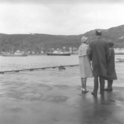 Fra kaia i Hammerfest en augustdag i 1964. Tre personer står