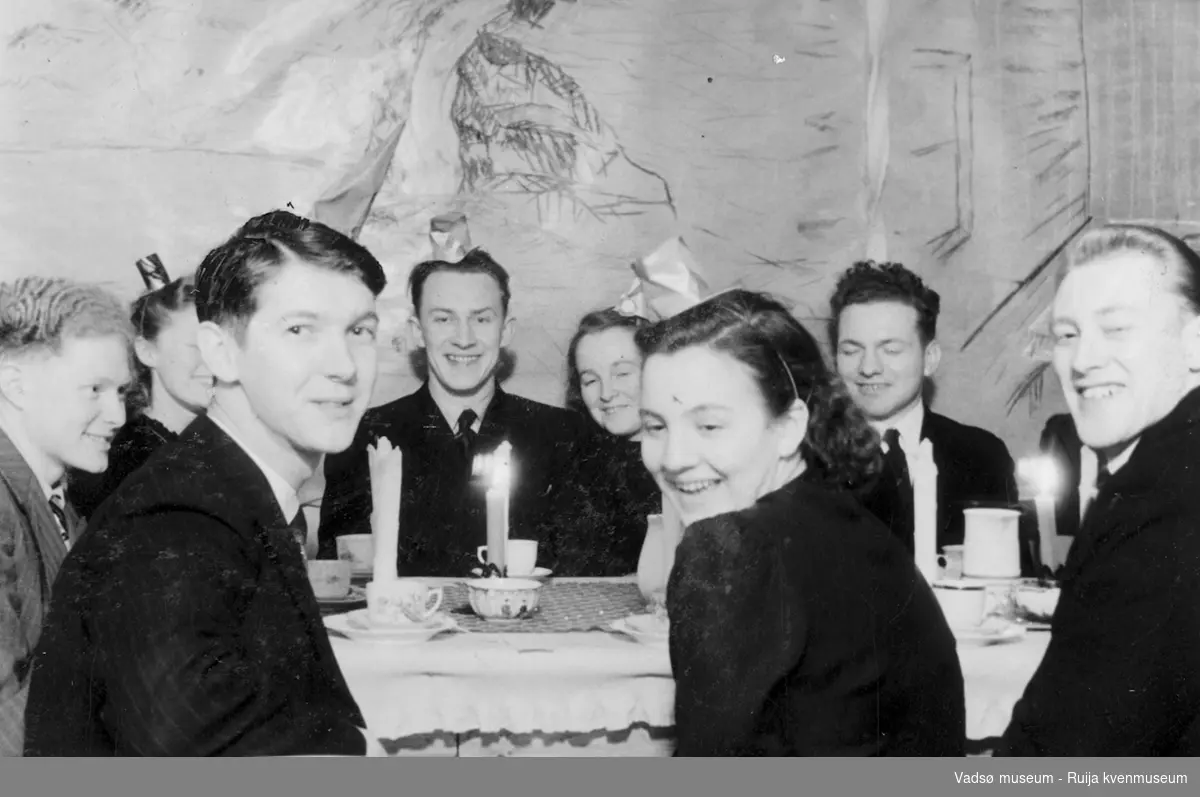 Ungdom i festlig lag. Bildet er tatt i festinnredet tilfluktsrom i Hammerfest under andre verdenskrig.