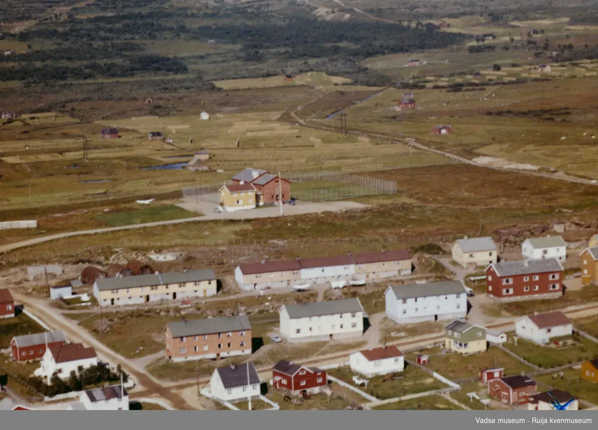 Flyfoto av Vadsø, 1963. Vadsø fengsel midt i bildet.