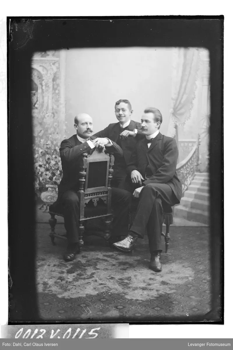 Fredrik Dahl i midten, med to andre menn.