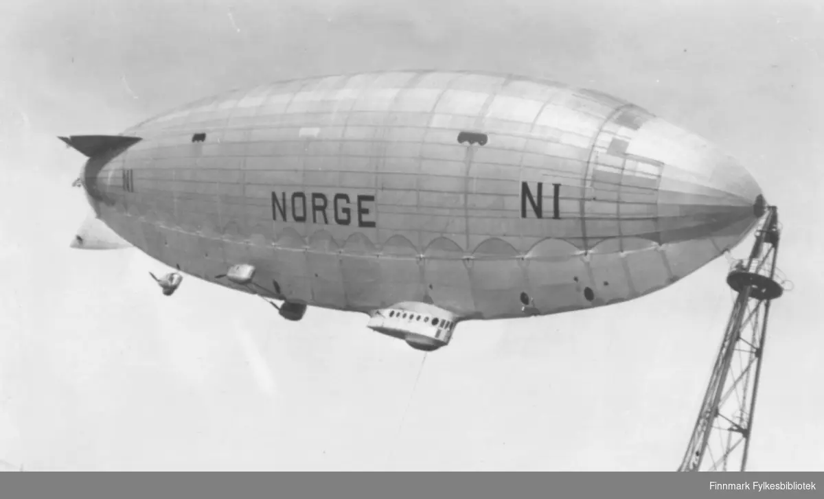 Fotografi av luftskipet Norge som er fortøyd til luftskipsmasta på Vadsøya i mai 1926