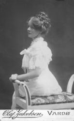 Portrett av lærerinne Julie Jacobsen fra Vardø. Hun var datt