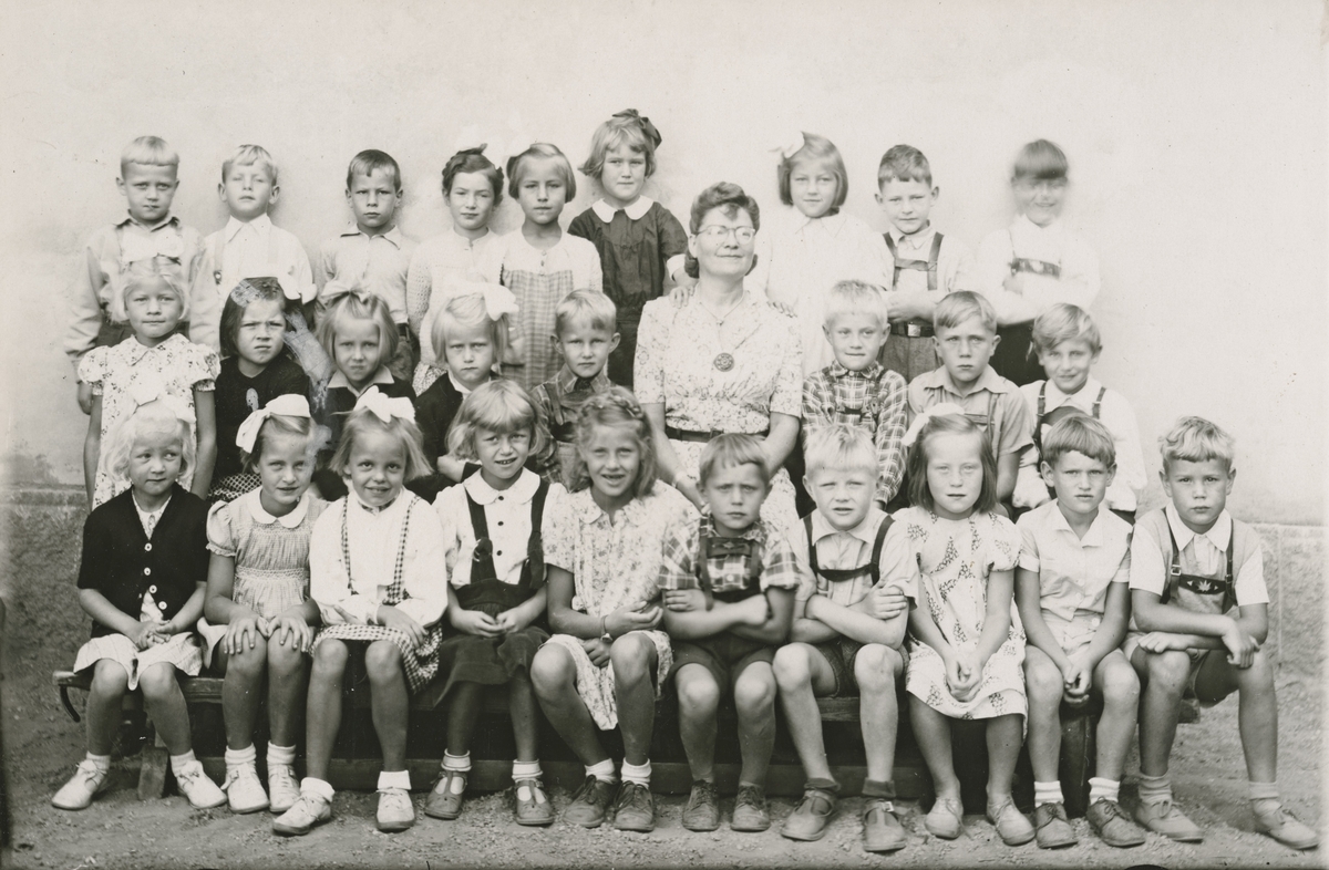 Klassebilde 1B. Volla skole i Lillestrøm 1947.
Bilde 2a: Navneliste.