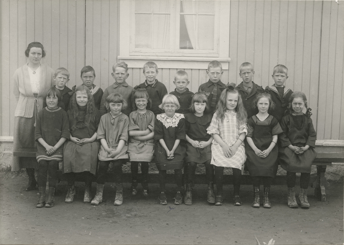 Klassebilde fra småskolen på Kjeller 1928.