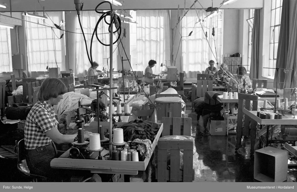 Arbeidsliv ved Salhus Tricotagefabrik i Salhus, Bergen i 1976. Syersker på ein av sysalane på Salhus Tricotagefabrik.