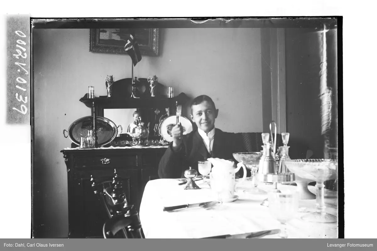 Fredrik A.H. Dahl ved middagsbordet.
